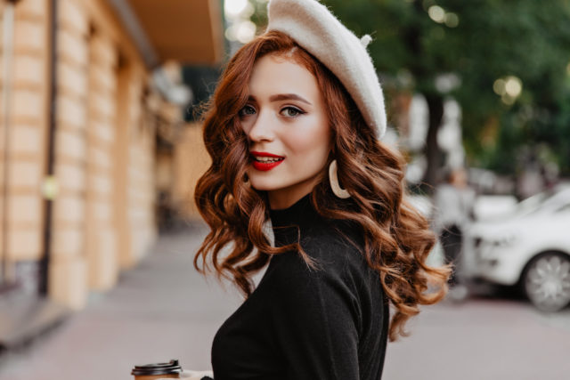Žena v baretke